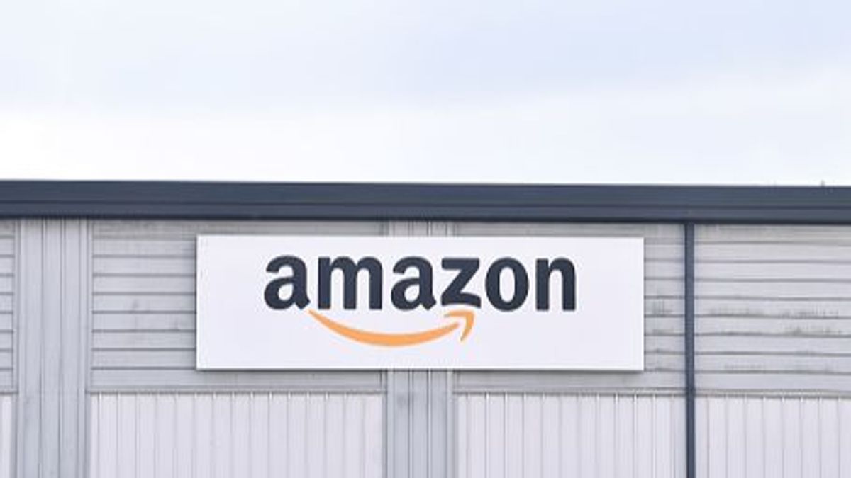 STOKE-ON-TRENT - OCTOBER 14:  A general view outside Amazon Warehouse on October 14, 2020 in Stoke-on-Trent Staffordshire . (Photo by Nathan Stirk/Getty Images)