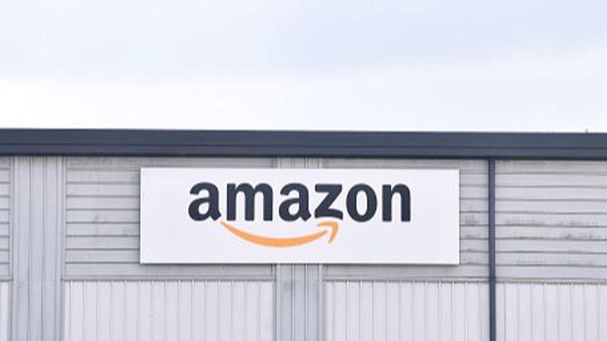 STOKE-ON-TRENT - OCTOBER 14: A general view outside Amazon Warehouse on October 14, 2020 in Stoke-on-Trent Staffordshire . (Photo by Nathan Stirk/Getty Images) STOKE-ON-TRENT - OCTOBER 14: A general view outside Amazon Warehouse on October 14, 2020 in Stoke-on-Trent Staffordshire . (Photo by Nathan Stirk/Getty Images)