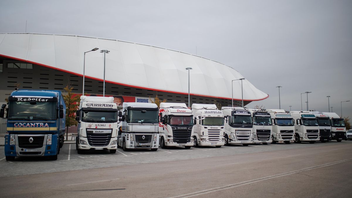 Varias cabezas tractoras estacionadas en las inmediaciones del estadio Wanda Metropolitano, el día que ha comenzado la huelga de transportistas, a 14 de noviembre de 2022, en Madrid (España).