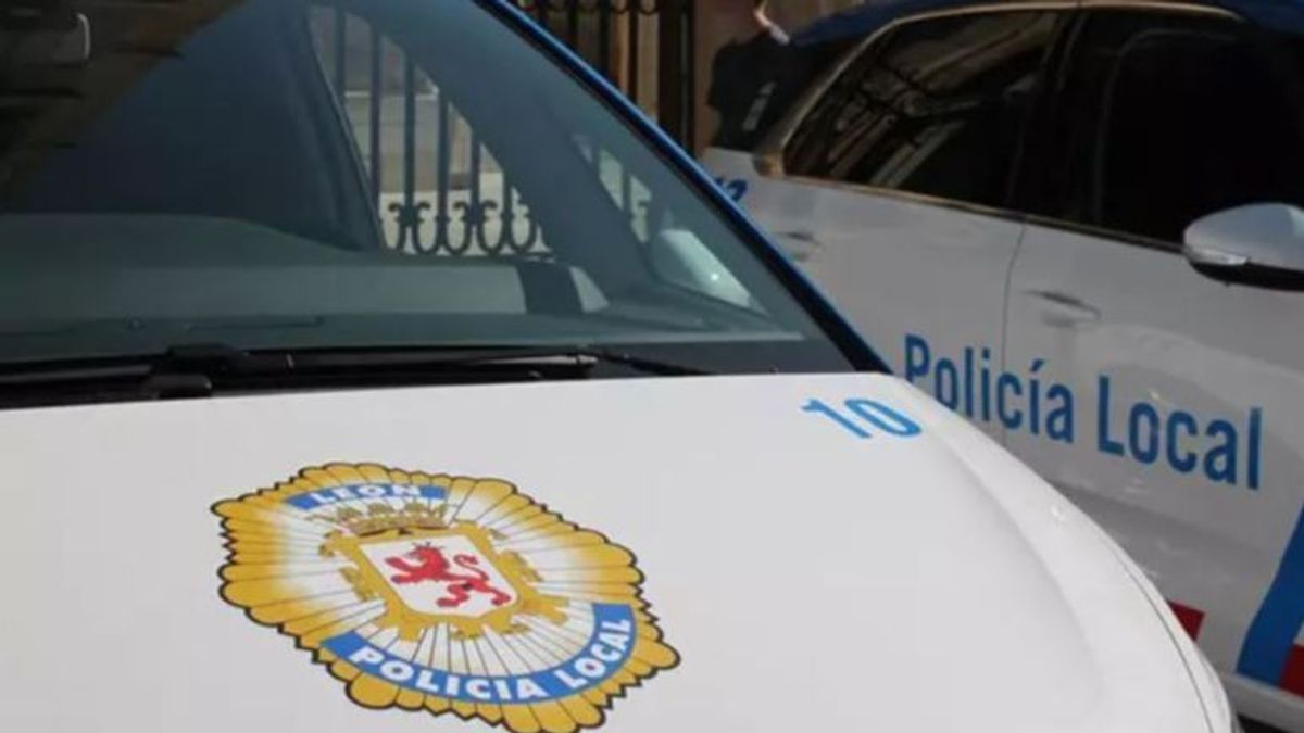 Vehículo de la Policía Local de León, que ha sancionado al conductor ebrio que había dejado su coche repostando para ir al bar