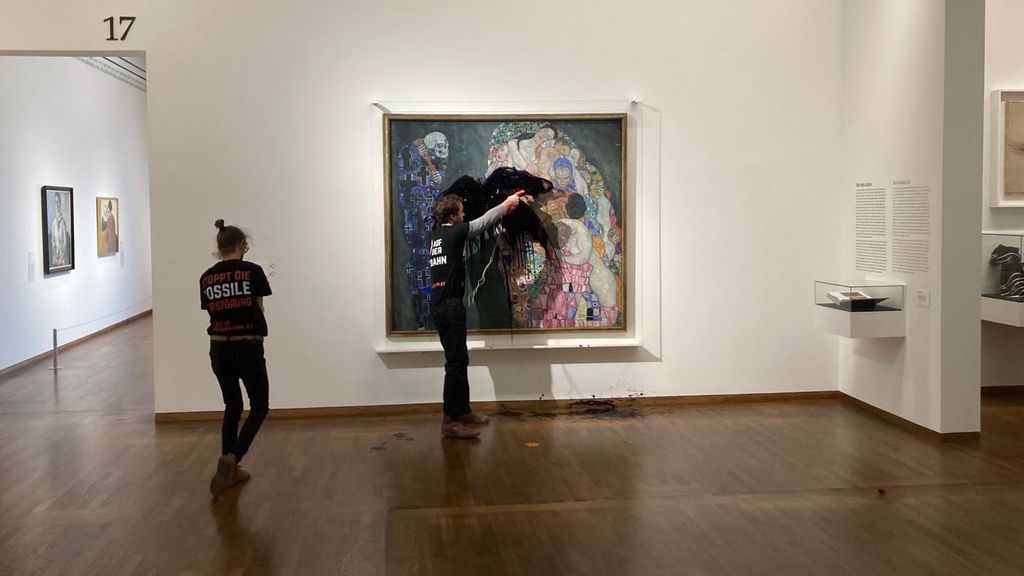 Activistas contra el cambio climático lanzan petróleo a un cuadro de Gustav Klimt en el Leopold de Viena (Noviembre 2022)