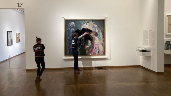 Activistas lanzan petróleo a un cuadro de Gustav Klimt en Viena