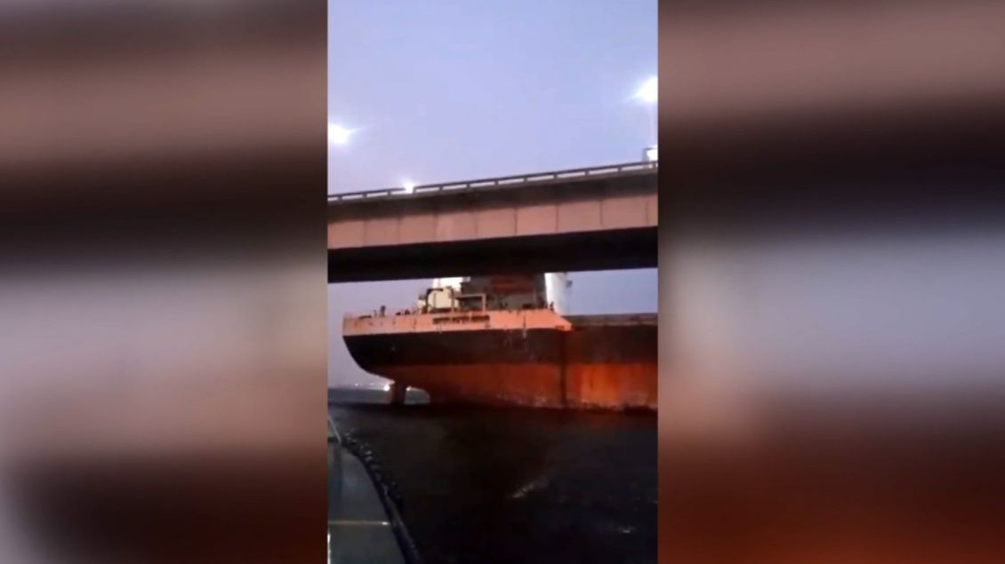 Caos en Brasil después de que un barco a la deriva impacte contra el principal puente de Río de Janeiro