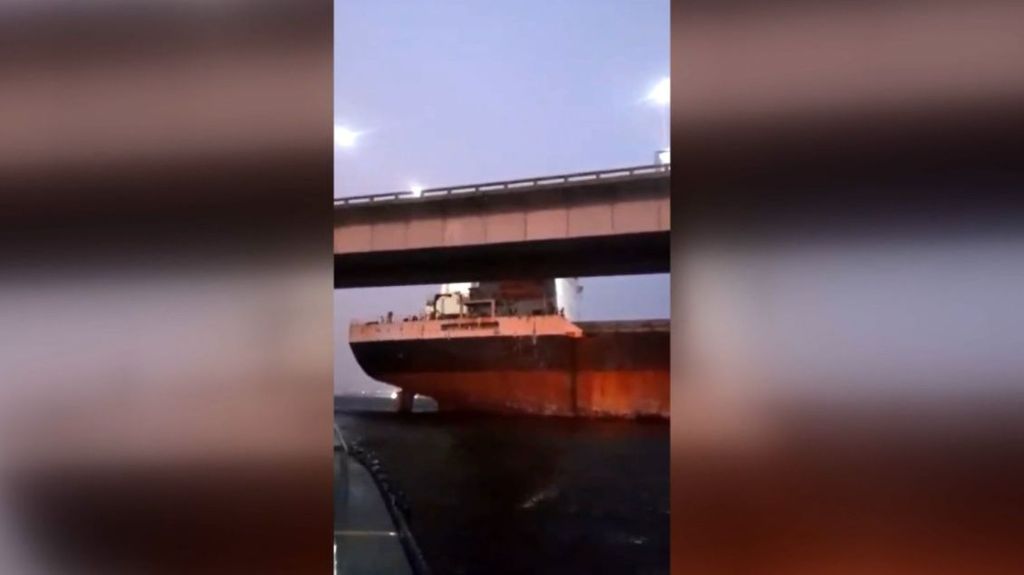Caos en Brasil después de que un barco a la deriva impacte contra el principal puente de Río de Janeiro