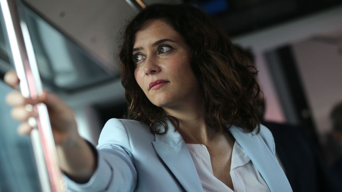 Isabel Díaz Ayuso en un autobús Isabel Díaz Ayuso en un autobús