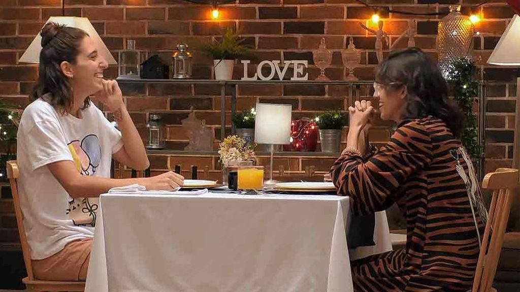 Laura y Marta durante su cita en 'First Dates'