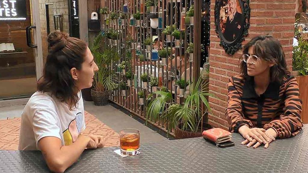 Laura y Marta durante su cita en 'First Dates'