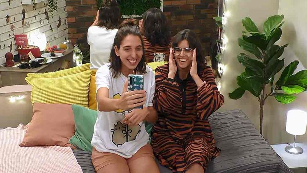 Laura y Marta durante su cita en 'First Dates'