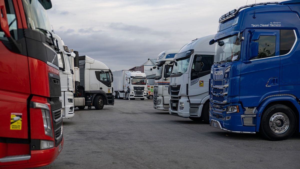 Varios camiones estacionados en las inmediaciones de Mercabarna, el día que ha comenzado la huelga de transportistas, a 14 de noviembre de 2022, en Barcelona Varios camiones estacionados en las inmediaciones de Mercabarna, el día que ha comenzado la huelga de transportistas, a 14 de noviembre de 2022, en Barcelona