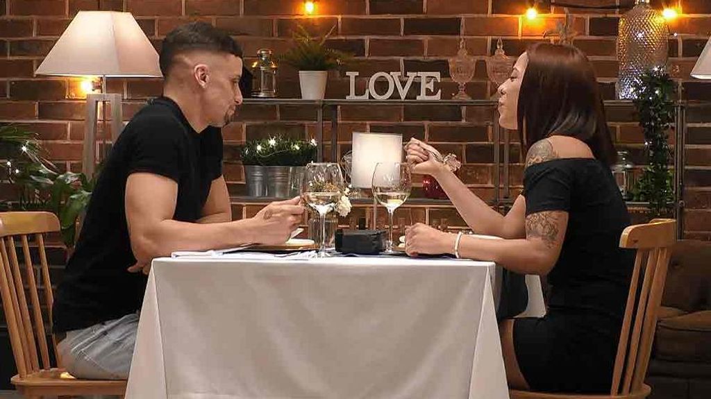 Daiana y Kevin durante su cita en 'First Dates'