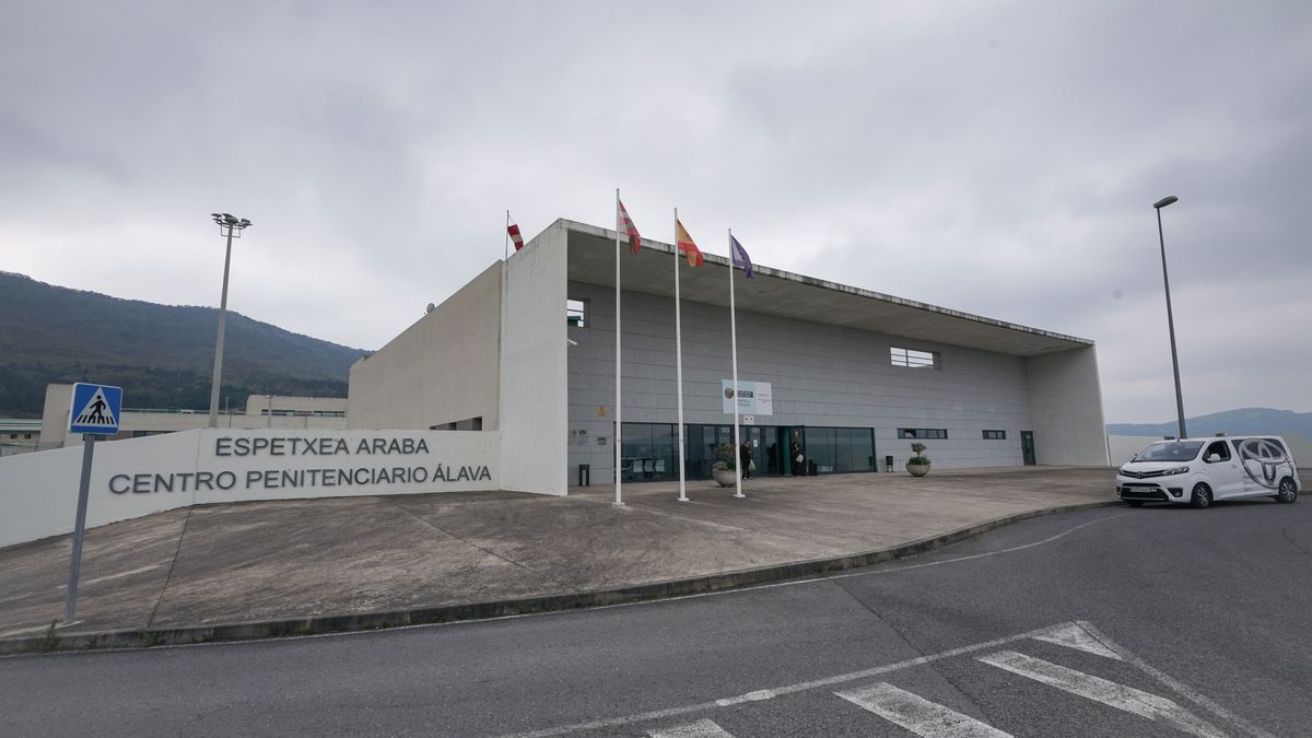 Entrada del centro penitenciario de Álava Entrada del centro penitenciario de Álava
