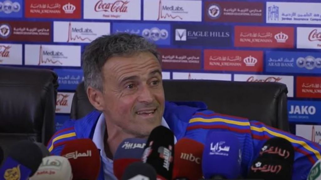 El show de Luis Enrique en sala de prensa: de los corazones en su móvil, al aviso a los haters