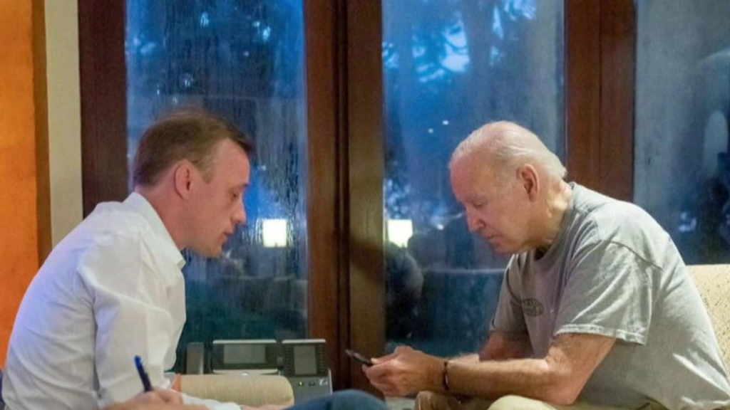 Joe Biden recién levantado reuniéndose con uno de sus asesores