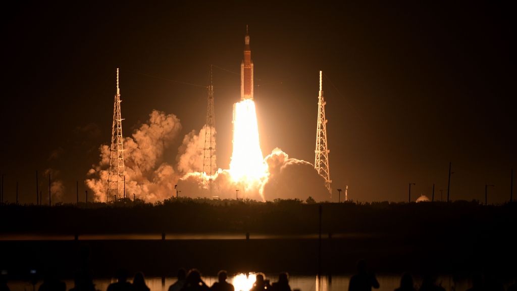 La misión Artemis I despega por fin con el lanzamiento del megacohete lunar SLS y la nave Orion