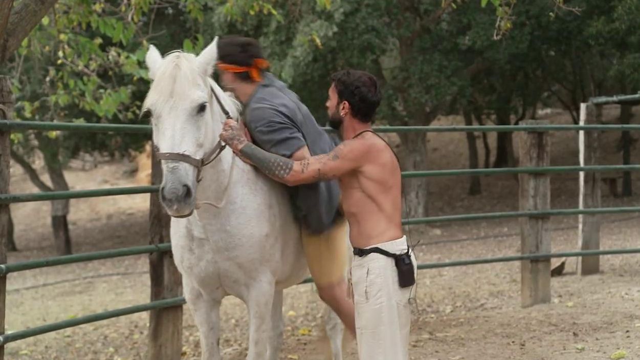 Manuel intenta montar al caballo