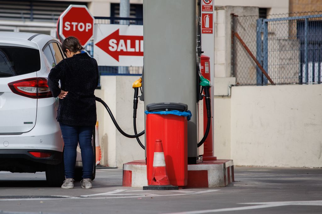 Un hombre reposta en una gasolinera, a 28 de octubre de 2022, en Madrid (España).