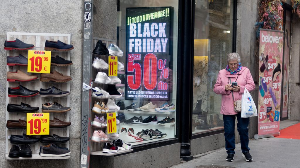 Una mujer frente a un escaparate de tienda en Madrid