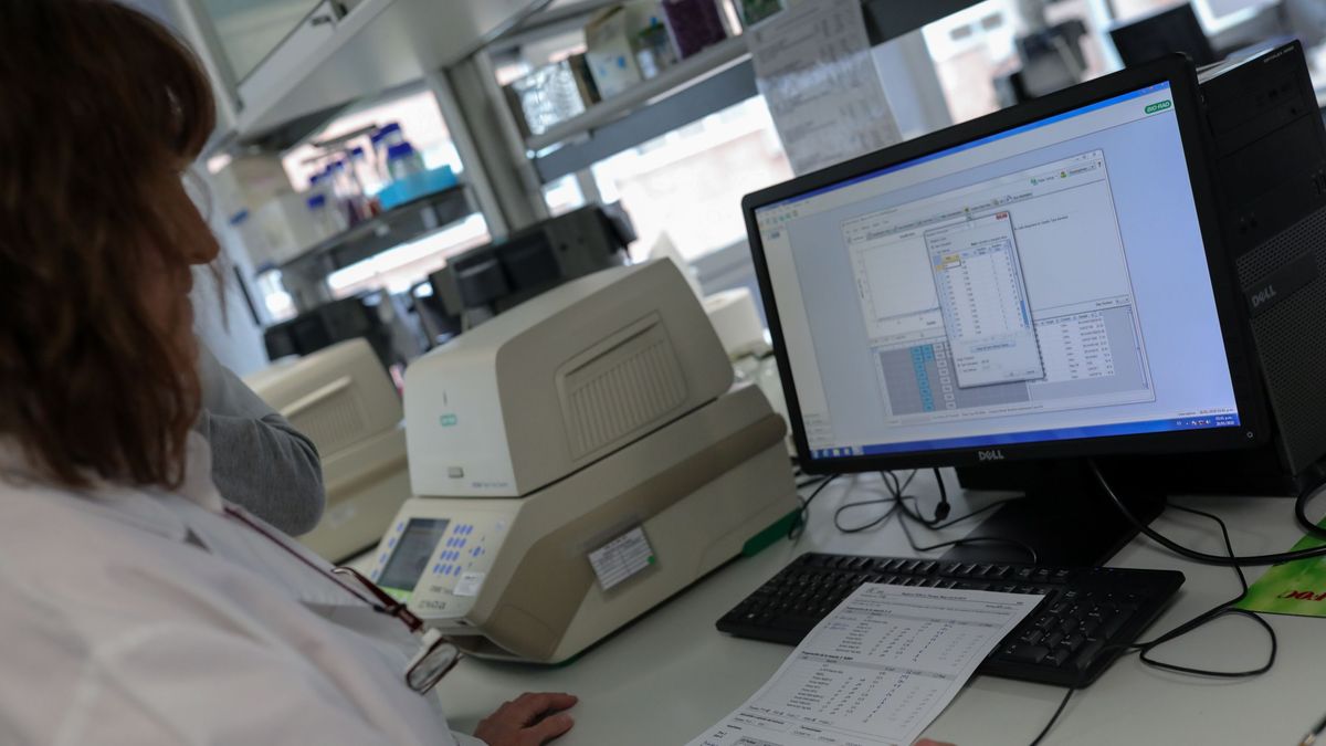 Una trabajadora con un ordenador en el Centro Nacional de Microbiología, en Majadahonda/Madrid Una trabajadora con un ordenador en el Centro Nacional de Microbiología, en Majadahonda/Madrid