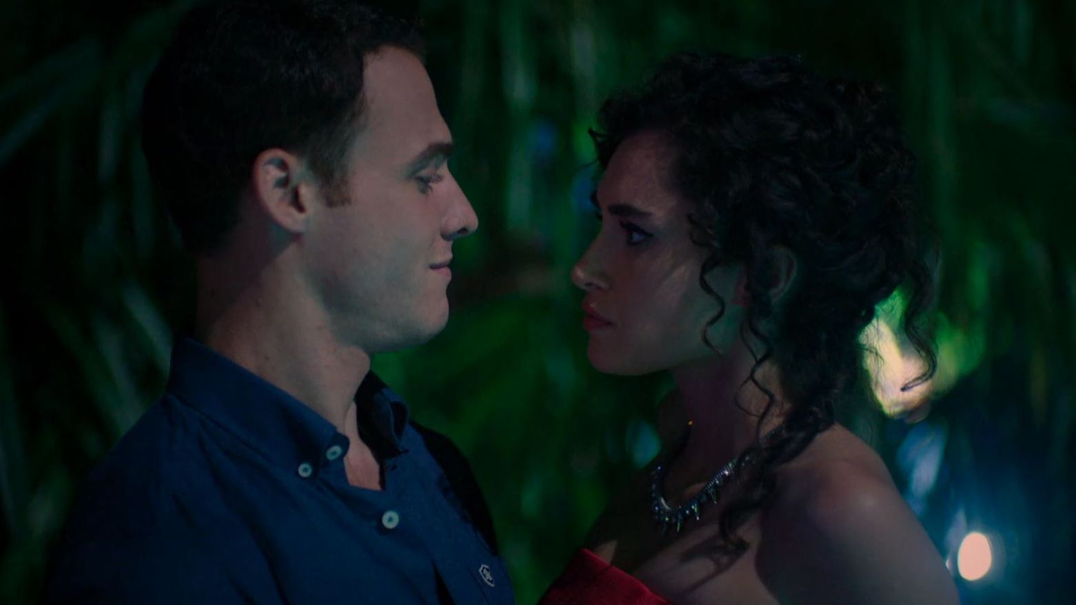 Kerem evita el acercamiento de Zeynep y Baris