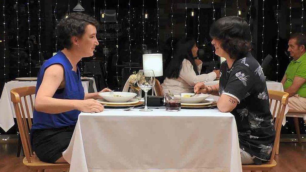 Alba y Teresa durante su cita en 'First Dates'