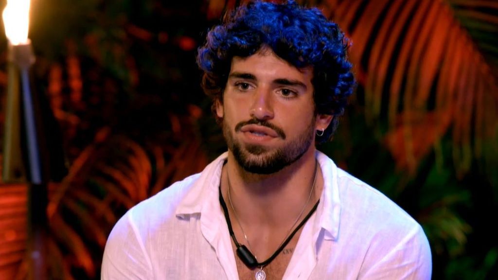 Andreu critica la actitud de Paola en el espejo