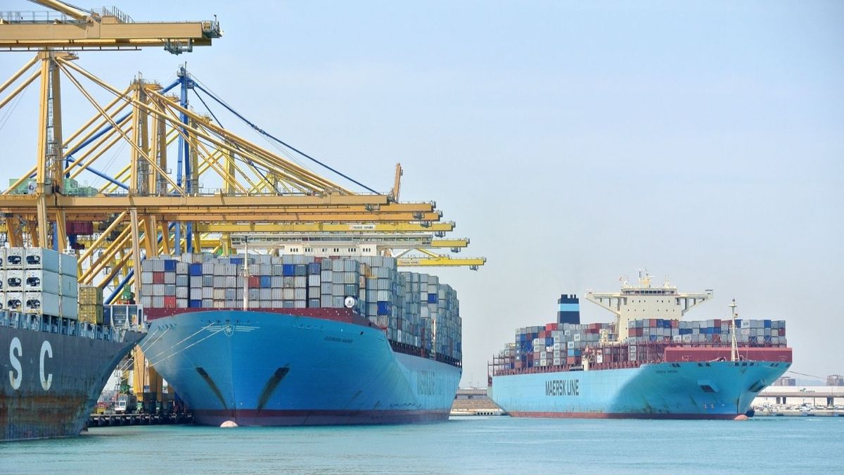 Barcos contenedores en el Puerto de Valencia