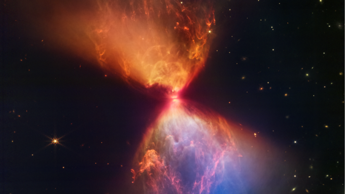 El telescopio James Webb capta la formación de una estrella con forma de reloj de arena