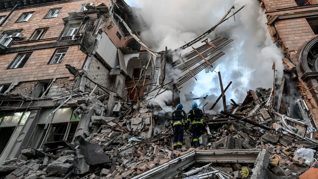 EuropaPress 4730644 06 october 2022 ukraine zaporizhzhia rescuers work at the site that was