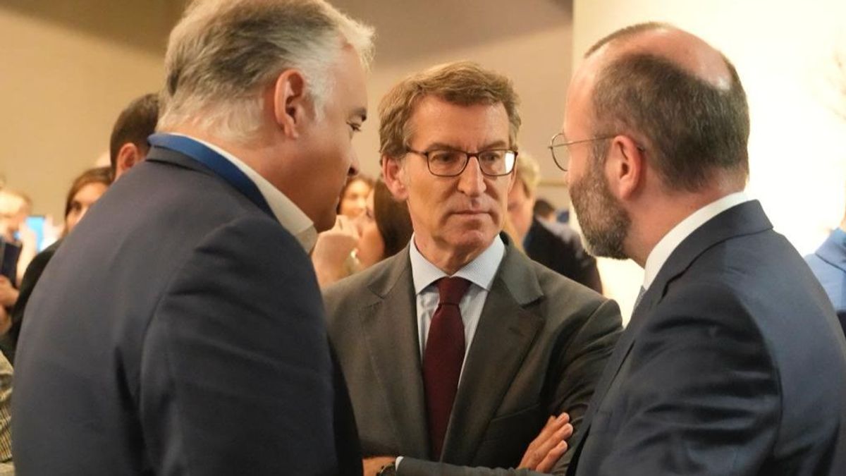 Feijóo charla con el líder del PPE, Manfred Weber, y el eurodiputado Esteban González Pons