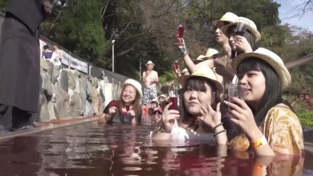 Japoneses se bañan en piscinas de vino de Beaujolais Nouveau
