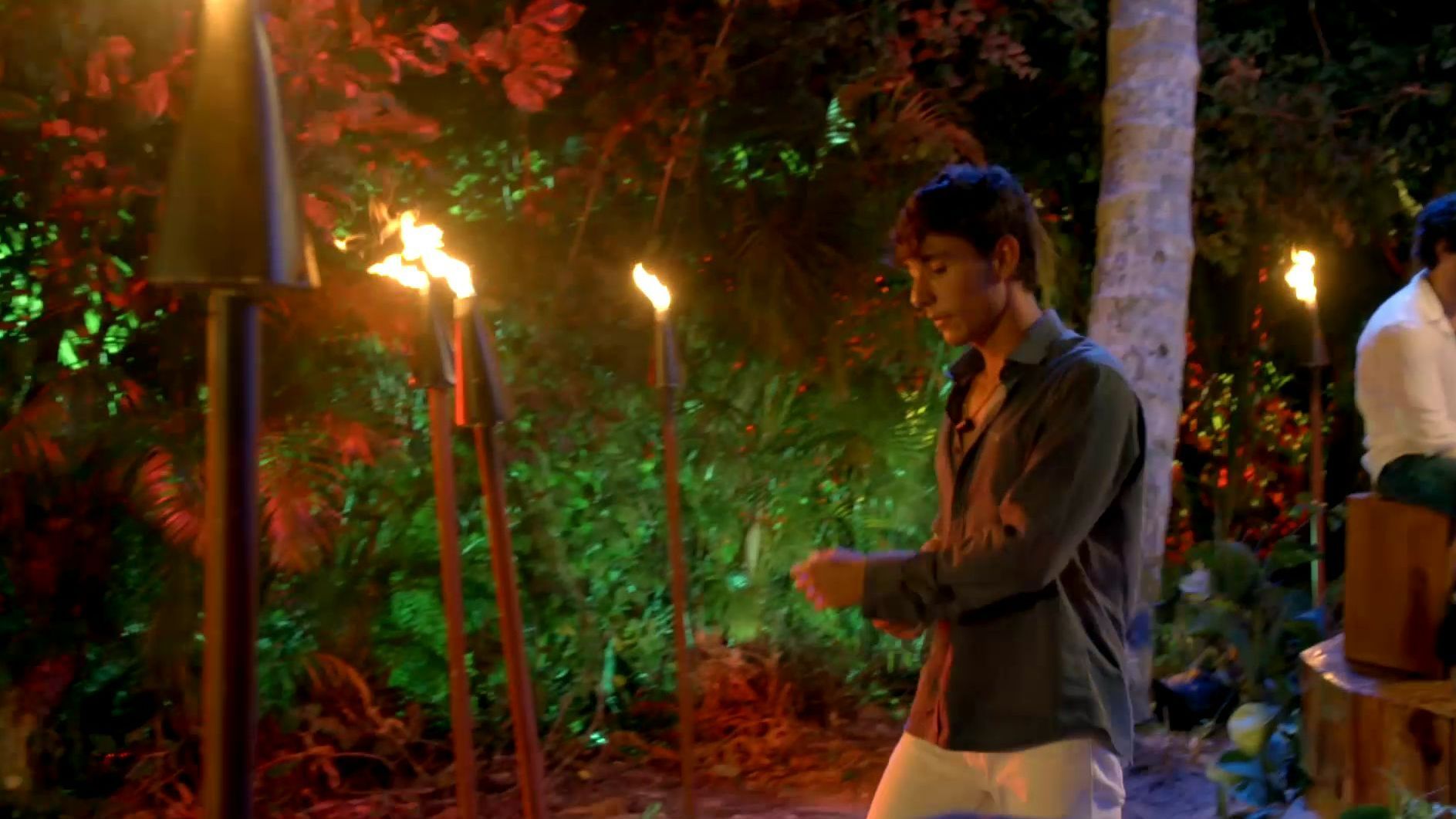 Javi abandona la hoguera.