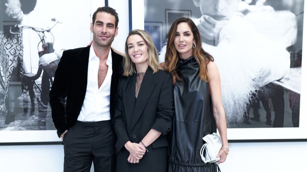 Jon Kortajarena y Eugenia Silva junto a Marta Ortega.