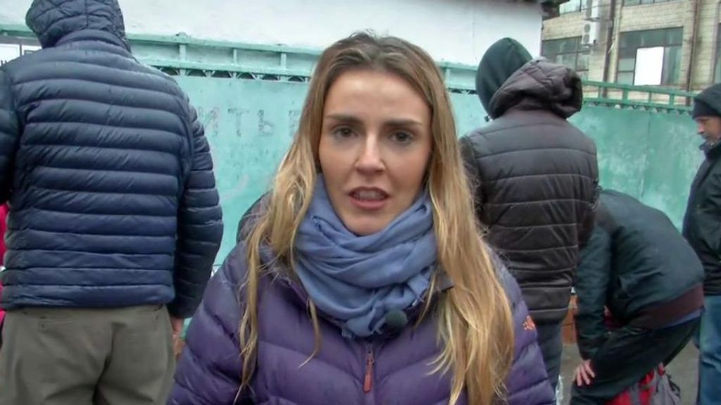Laura de Chiclana, enviada a Ucrania de Informativos Telecinco, sufre un ataque de ansiedad en directo y rompe a llorar: "Son muchos meses aquí"