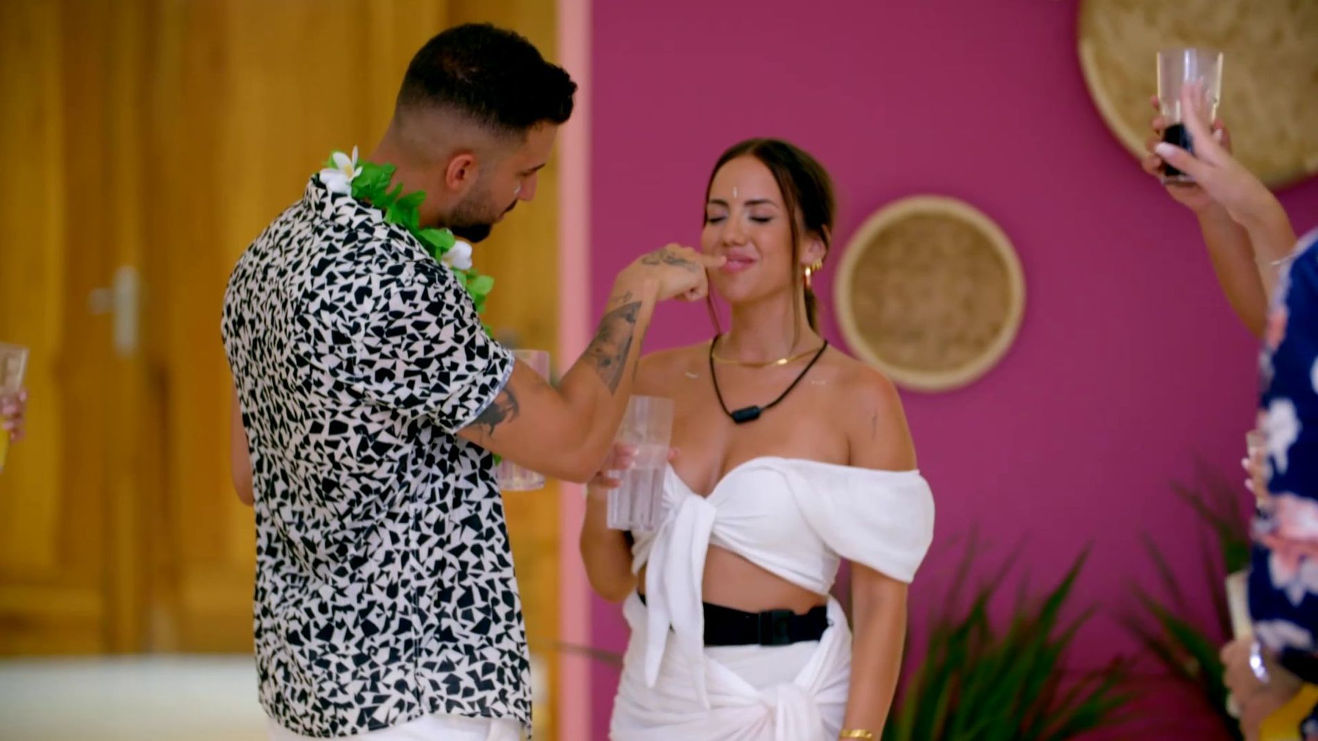 Laura y Adri juegan al termómetro.