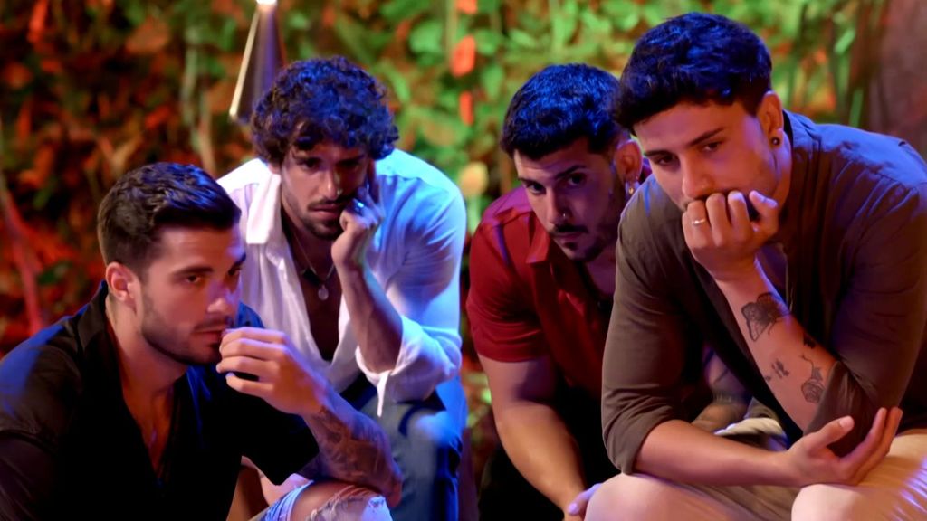 Los chicos ven las imágenes de Claudia para luego contárselas a Javi