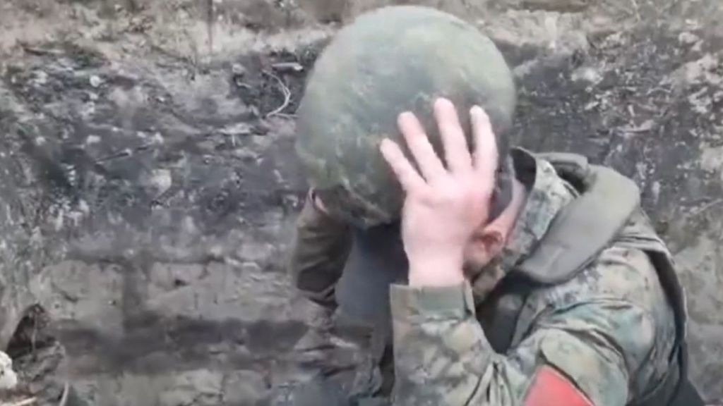 Un soldado ruso se salva de morir de un balazo en la cabeza gracias a su casco y su gorra