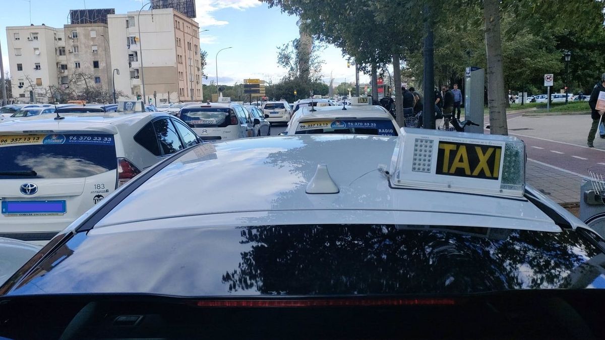 Taxis ocupando una calle de Valencia