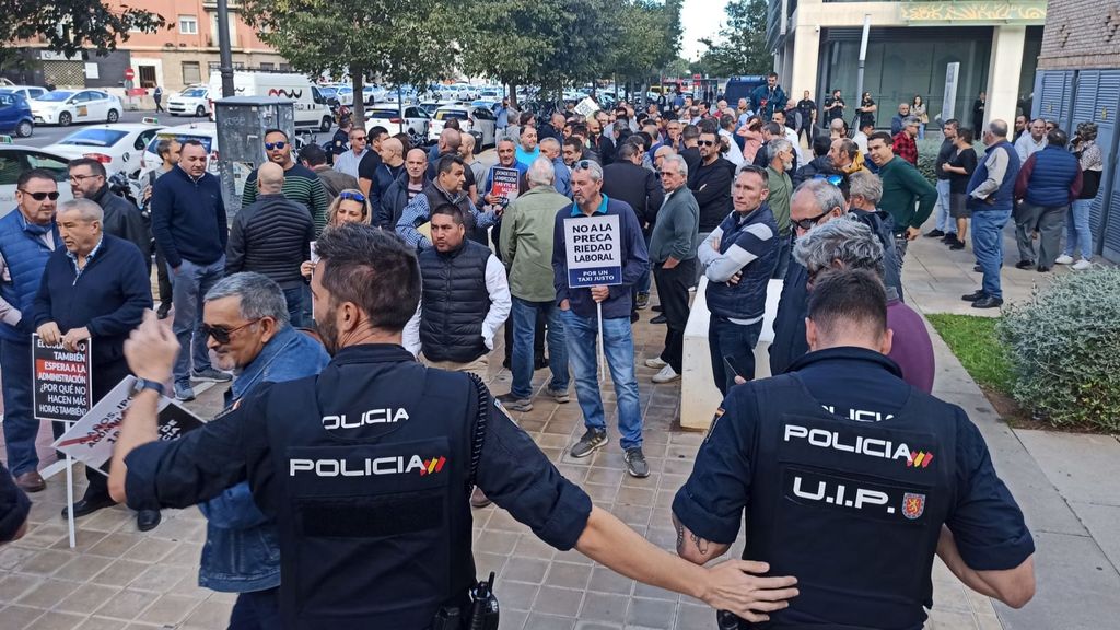 Taxistas concentrados frente a la Conselleria de Transportes