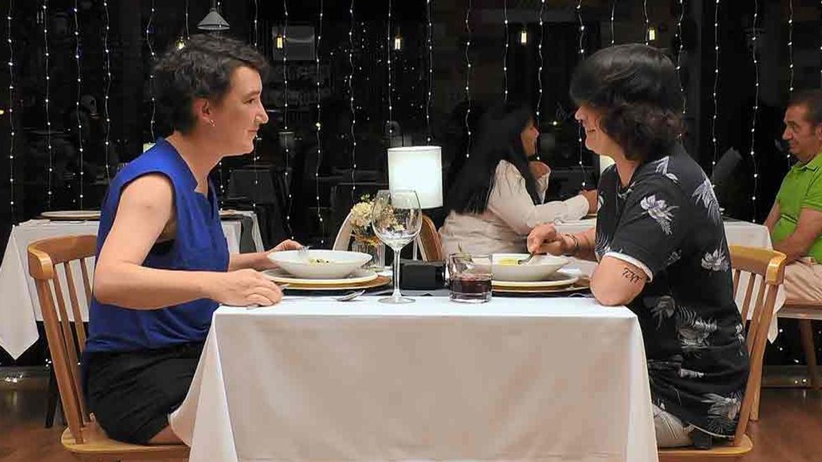 Teresa, al saber que su cita de ‘First Dates’ vivió en pareja desde el primer día: “Un clásico, lesbiana con maleta”