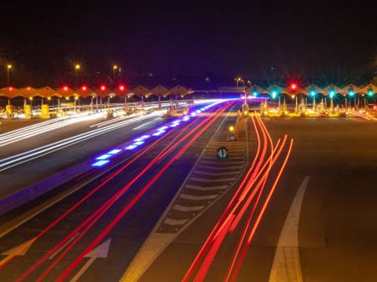 autopista de noche