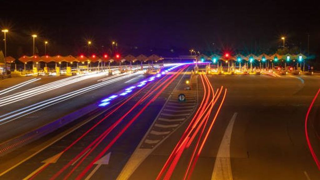 Una de las ventajas que tiene conducir de noche es circular gratuitamente por algunas autopistas de pago