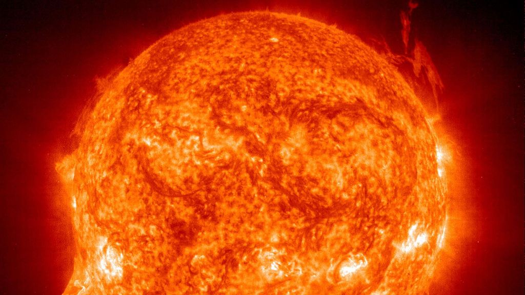 Una erupción solar del sol se muestra en una imagen del satélite SOHO de la NASA