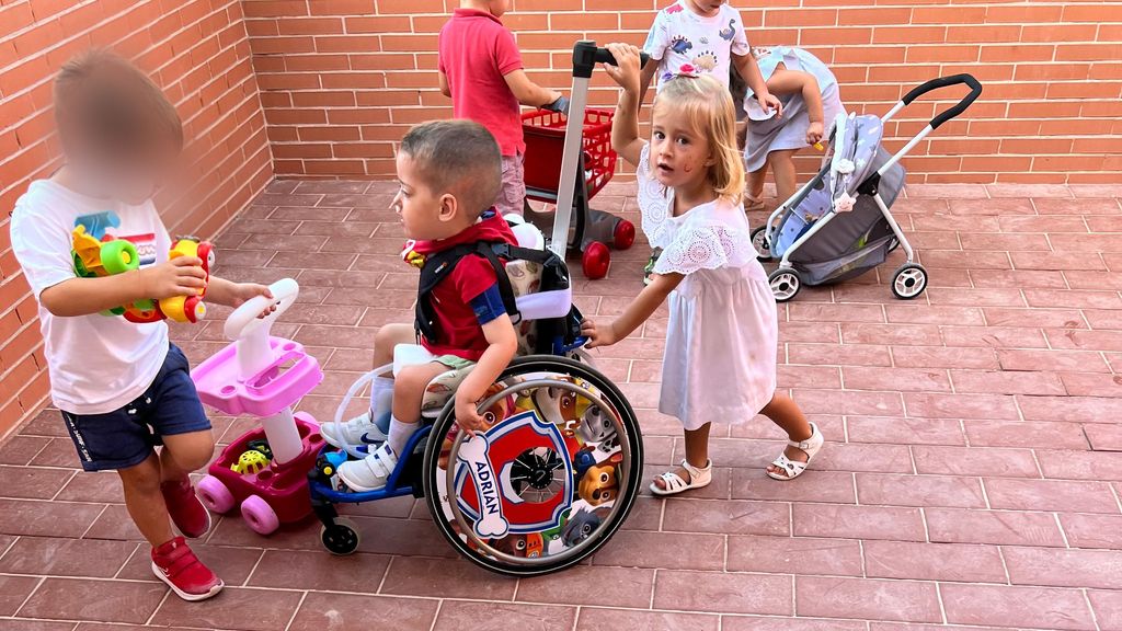 Adrián jugando con sus compañeros de clase