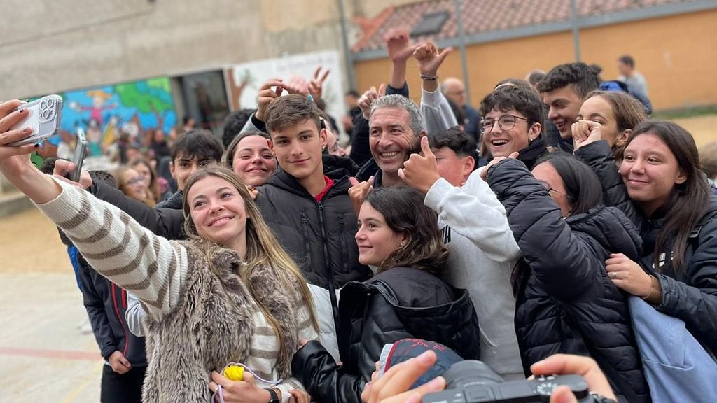 Alumnos celebrando la noticia junto al conseller de Educación, Josep González-Cambray