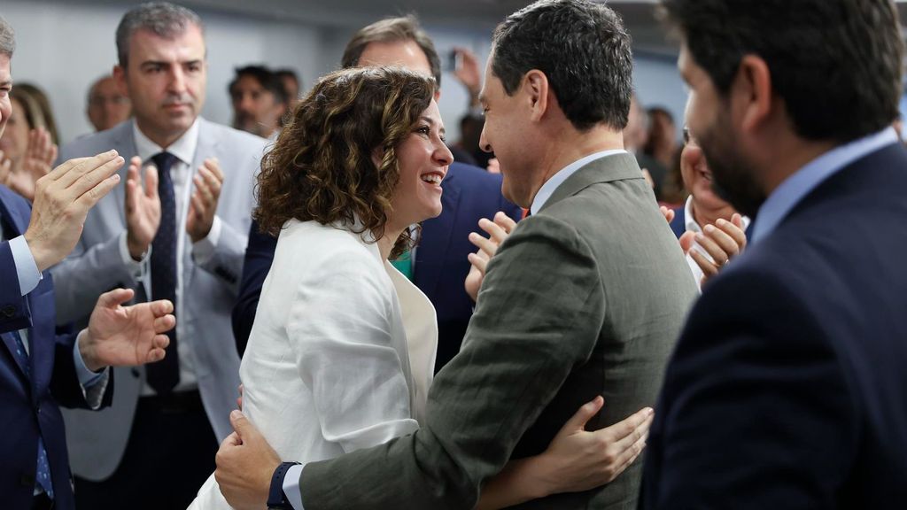 Ayuso felicita a Juanma Moreno tras arrasar en las elecciones andaluzas