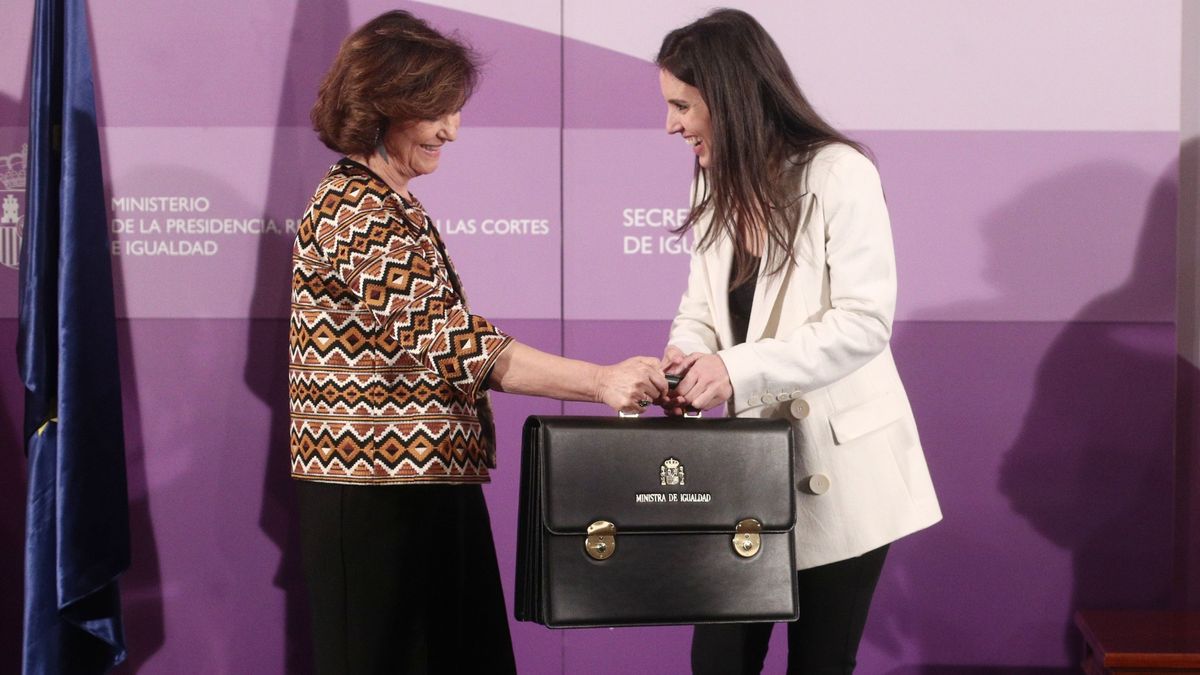 Carmen Calvo entrega la cartera de Igualdad a Irene Montero en enero de 2020