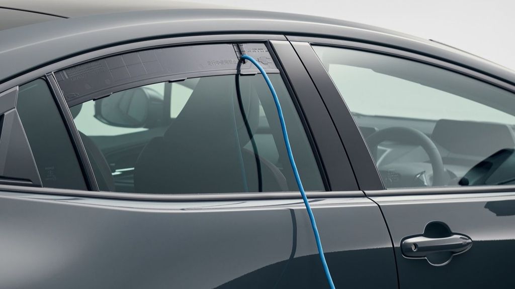 CUENTA CON ENCHUFES INTERIORES PARA HERRAMIENTAS Y TECHO FOTOVOLTAICO EN OPCIÓN TOYOTA