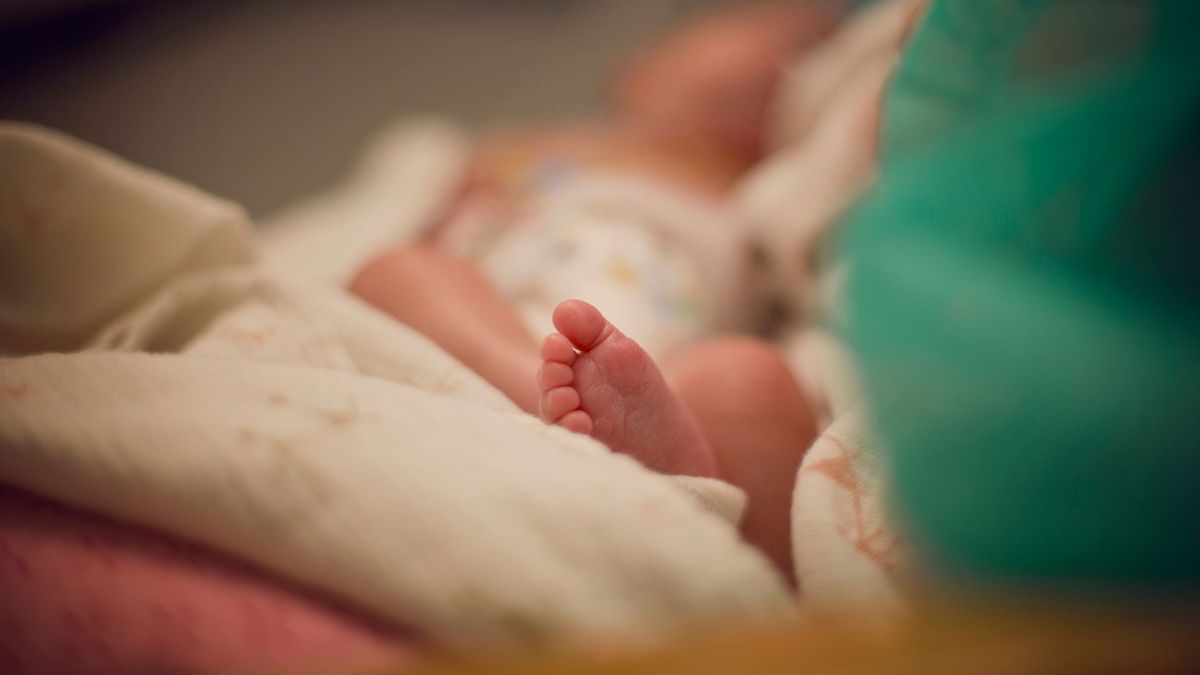 El bebé, de un mes de vida, tenía problemas respiratorios llevaba 16 horas sin comer