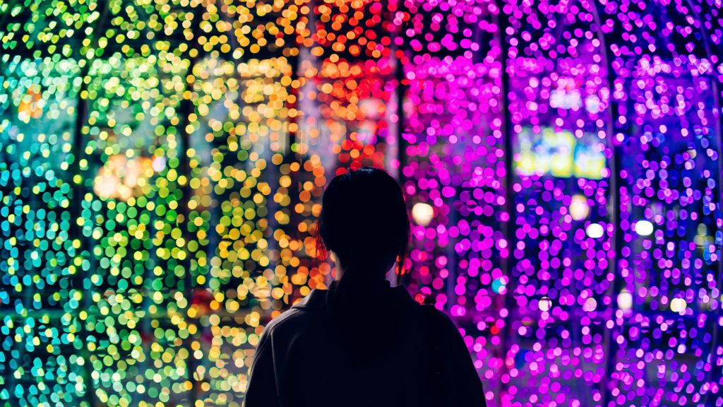 Imagen de archivo de un niño viendo las luces de navidad