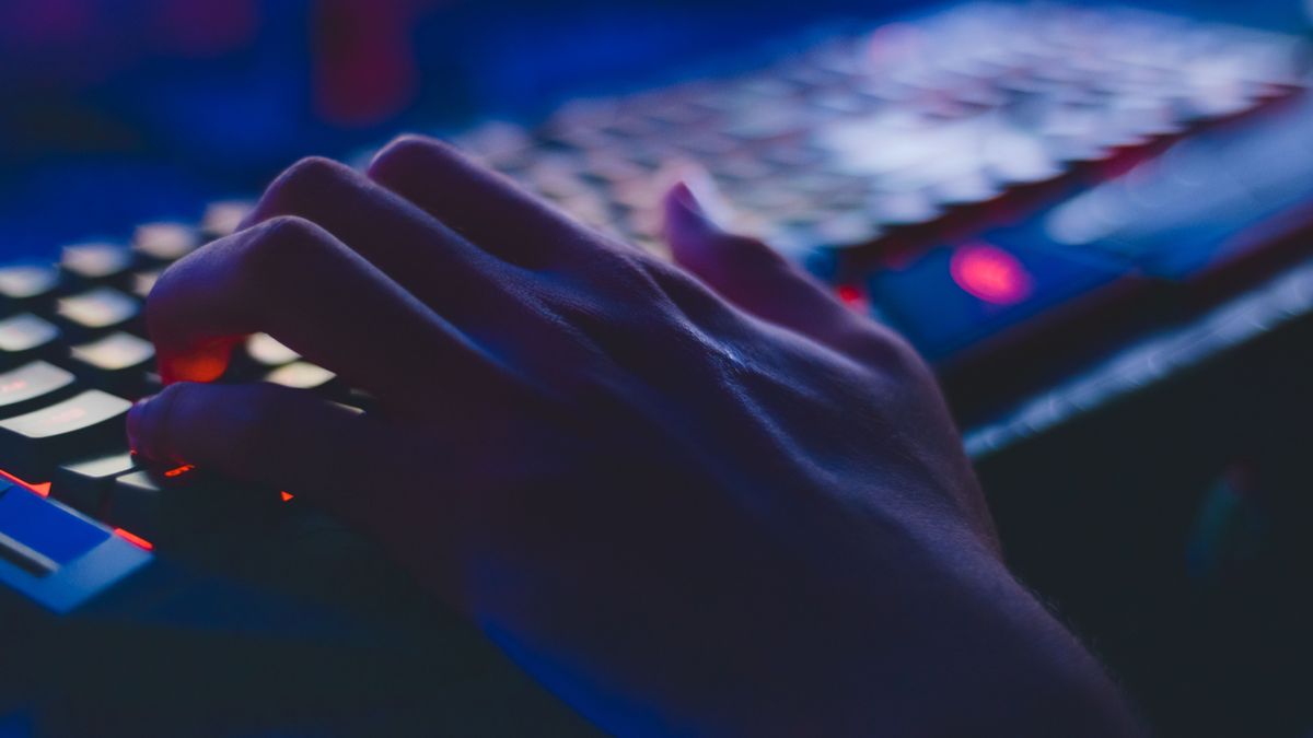 Imagen de recurso de una mano sobre un teclado de ordenador Imagen de recurso de una mano sobre un teclado de ordenador